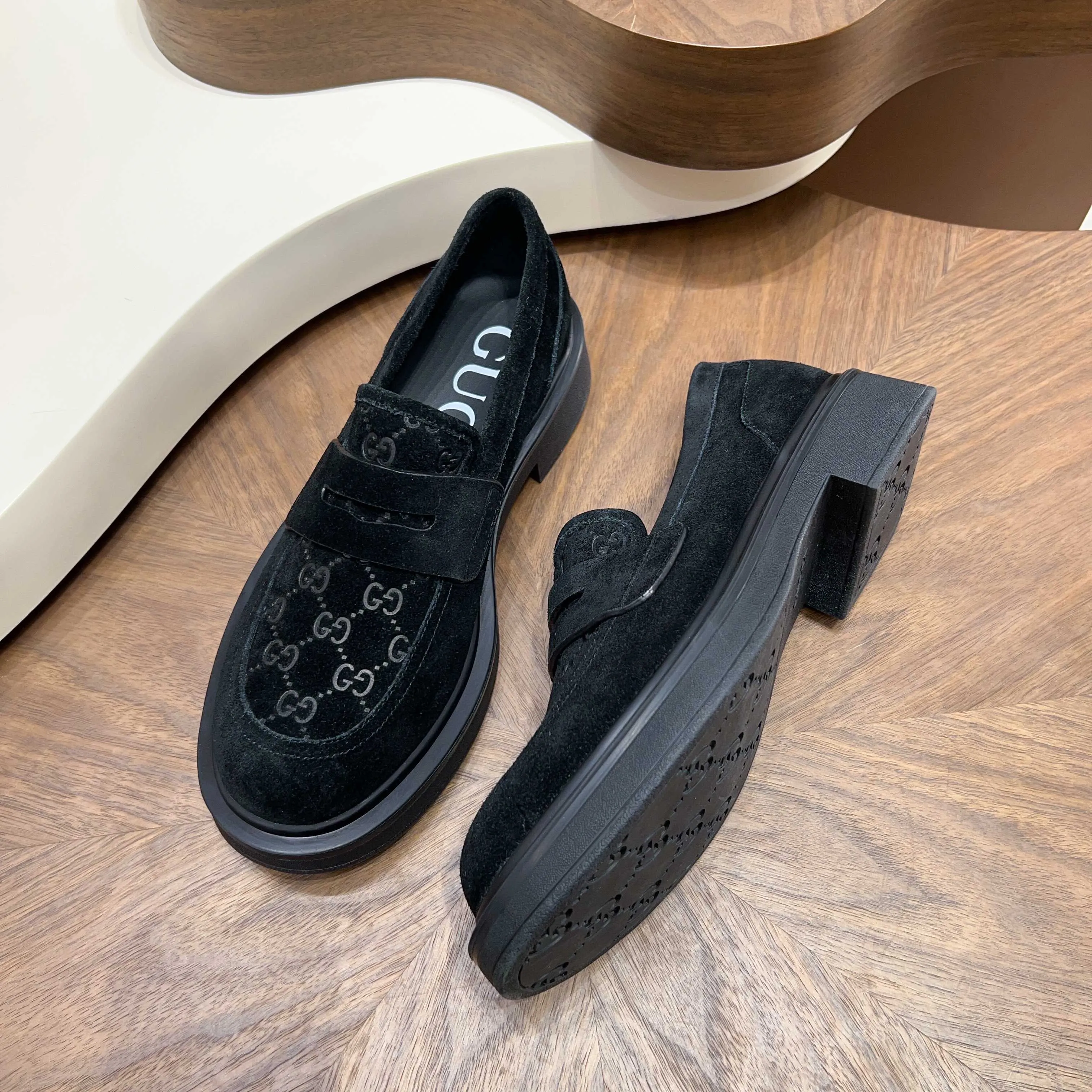 💰780 Gucci/Gucci new men’s lace-up shoes with GG details, matte cow leather derby shoes! The design of this men's lace-up shoe is rooted in the brand's heritage. Crafted from premium waxed cow leather, it is embellished with GG printed embossed suede leather details, a nod to Gucci's iconic monogram. The rubber sole decorated with GG pattern adds a touch of modern fashion to this design. Typical three-joint style design. European and American classic version, full calfskin lining. The overall upper texture is soft and the lining is comfortable and breathable. 2CM thickened soft rubber sole, easy to control. Versatile and stylish upper foot, multiple colors available to meet different matching needs, complete package! Size: 39-40-41-42-43-44 leather shoe size (38.45.46 can be customized)